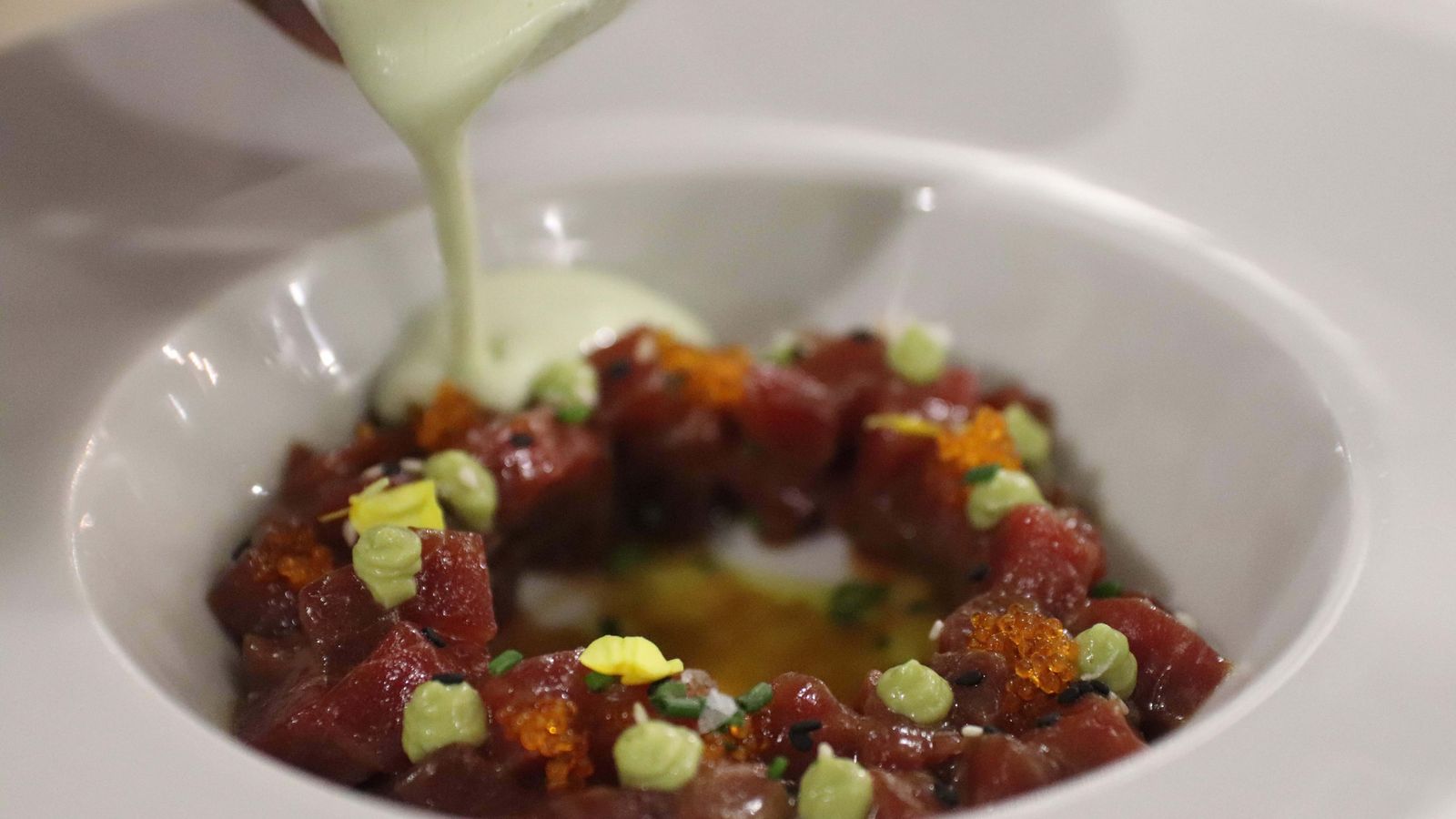 Tartar de atún rojo con emulsión de aguacate y ajo blanco de pistacho y albahaca.