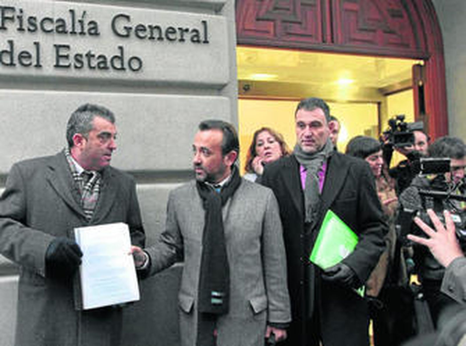 Miembros de Anadir, en enero, tras interponer una denuncia colectiva ante la Fiscalía General, en Madrid.
