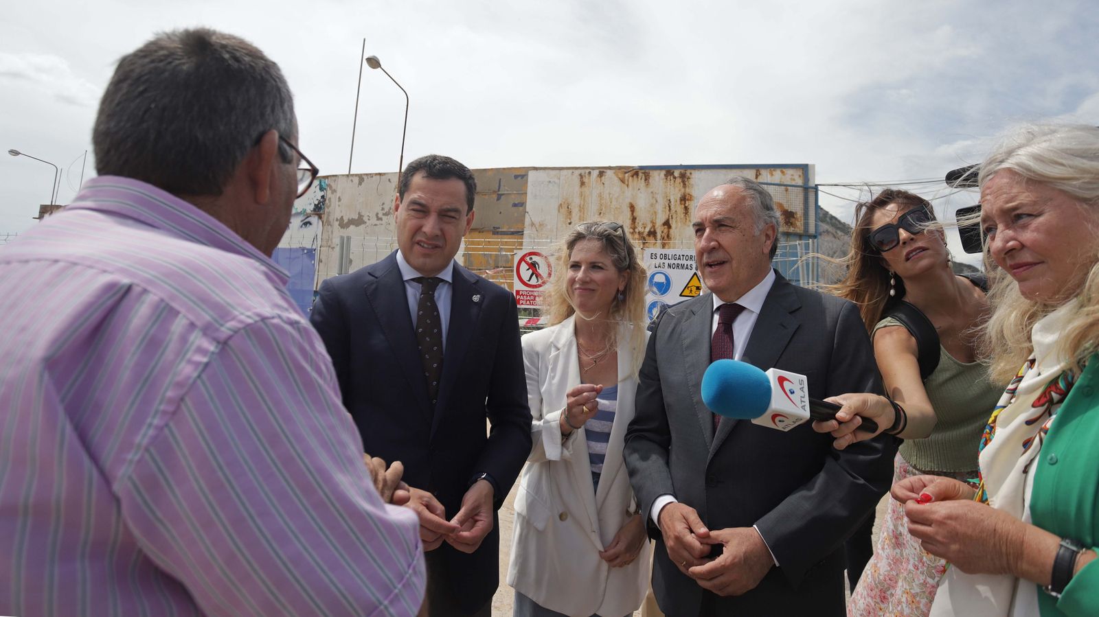 Fotos de la visita de Juanma Moreno al estadio municipal de La Línea