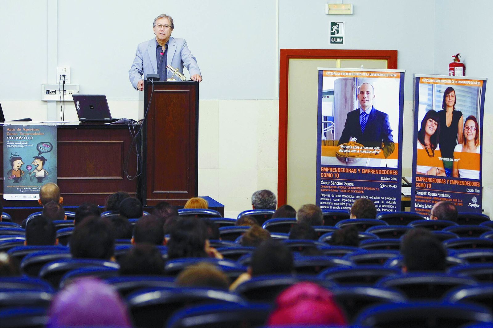 José Ruiz Navarro, presentando una de las múltiples actividades de la Cátedra de Emprendedores.