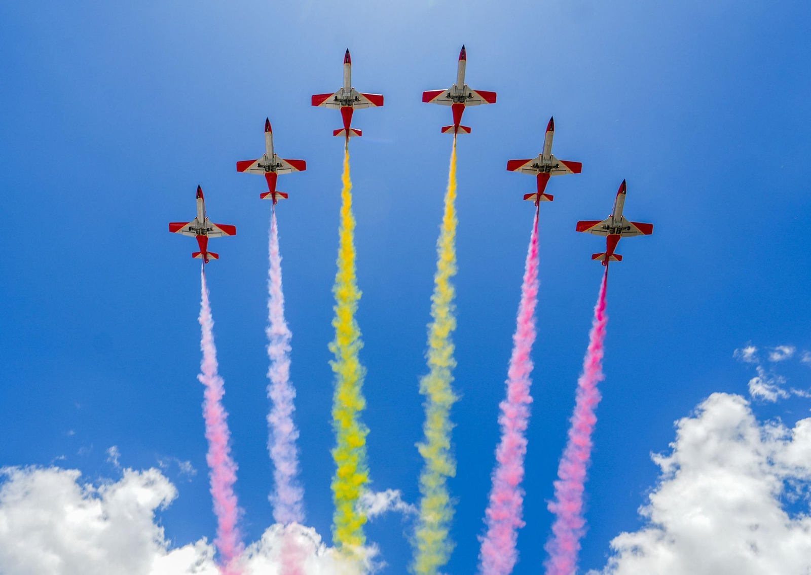 Espectaculares fotos de las acrobacias de la Patrulla Águila: cuatro décadas surcando los cielos