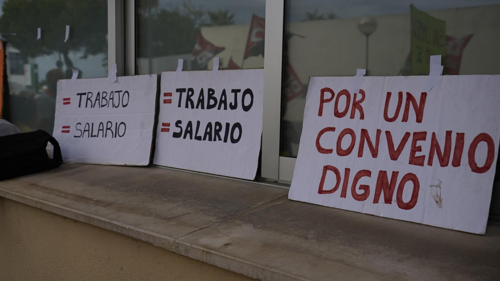 Fotos de la huelga de limpieza en el Hospital Punta de Europa de Algeciras