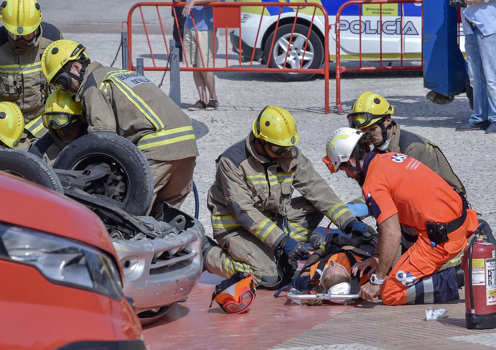 Una simulación de rescate a personas heridas en un accidente de tráfico