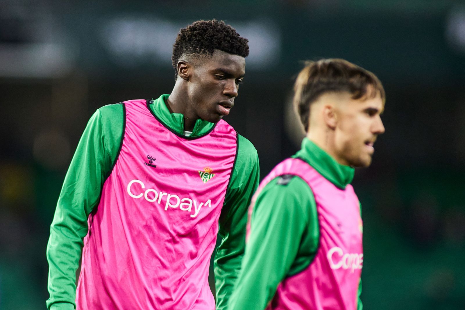 Assane, junto a Rodri, en el calentamiento previo al inicio del partido ante el Girona.