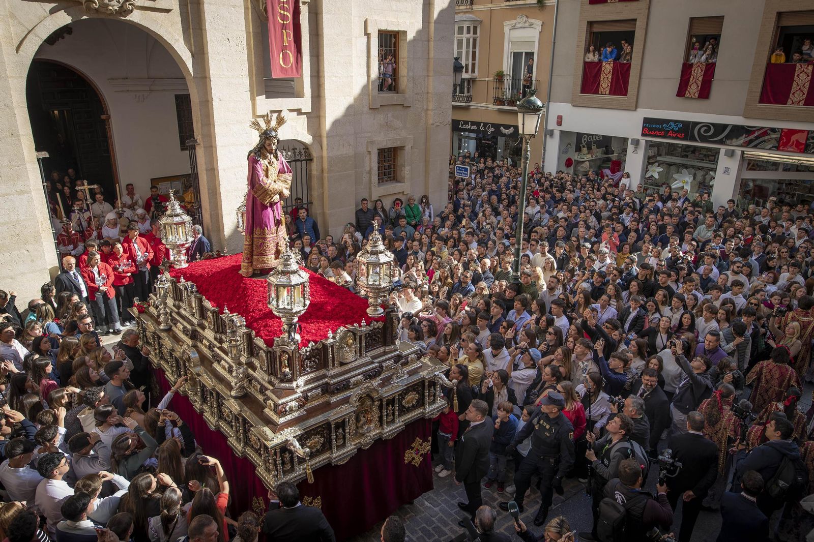 Así vivió Granada la salida de la centenaria Cofradía del Rescate 2025