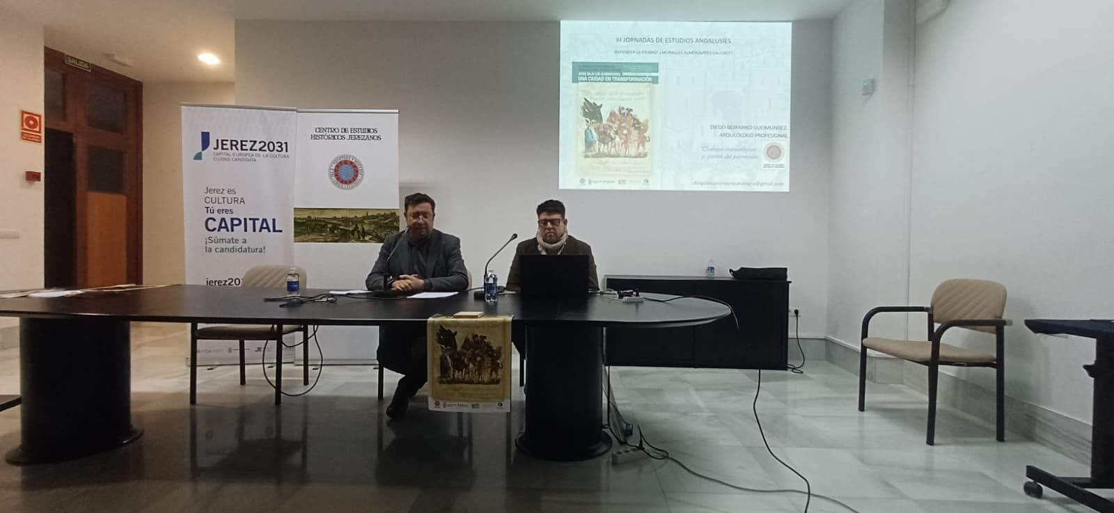 Un momento de la intervención de Diego Bejarano (d), junto al también arqueólogo Laureano Aguilar.