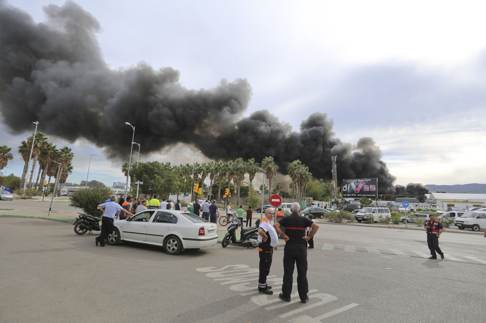 Fotos del incendio de varios vehículos en un aparcamiento de caravanas del polígono Guadalhorce