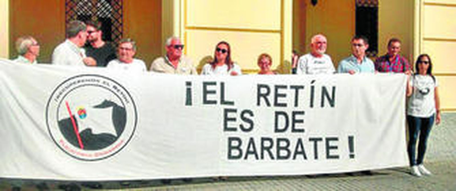 Concentración a las puertas del Ayuntamiento de Barbate con la presencia del alcalde Miguel Molina.