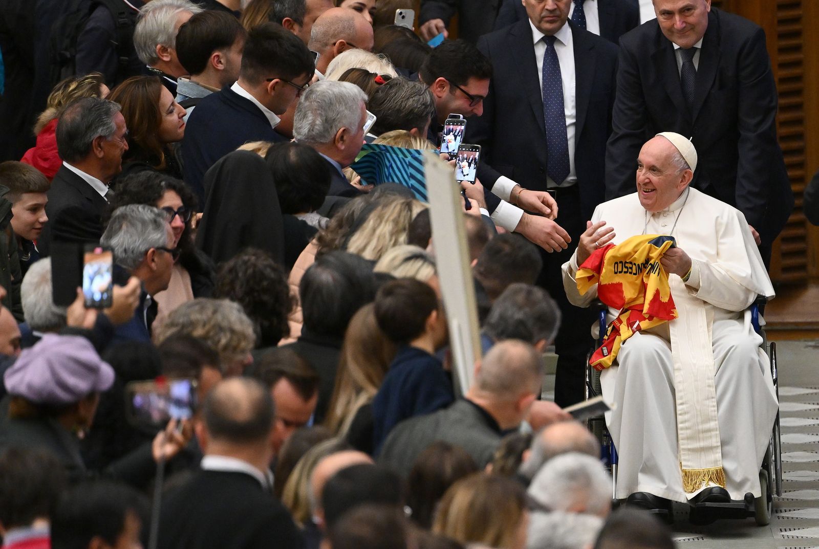 Francisco saluda tras la audiencia general.