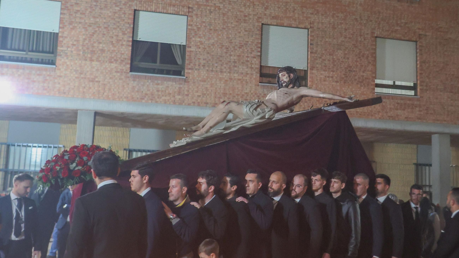 Las mejores imágenes del Vía Crucis de la Hermandad de los Salesianos 2025