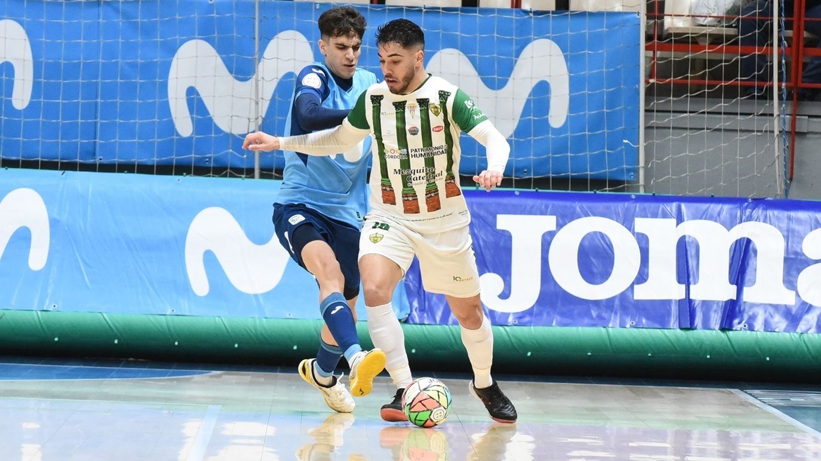 Lucas Perin aguanta el balón ante la presión rival.