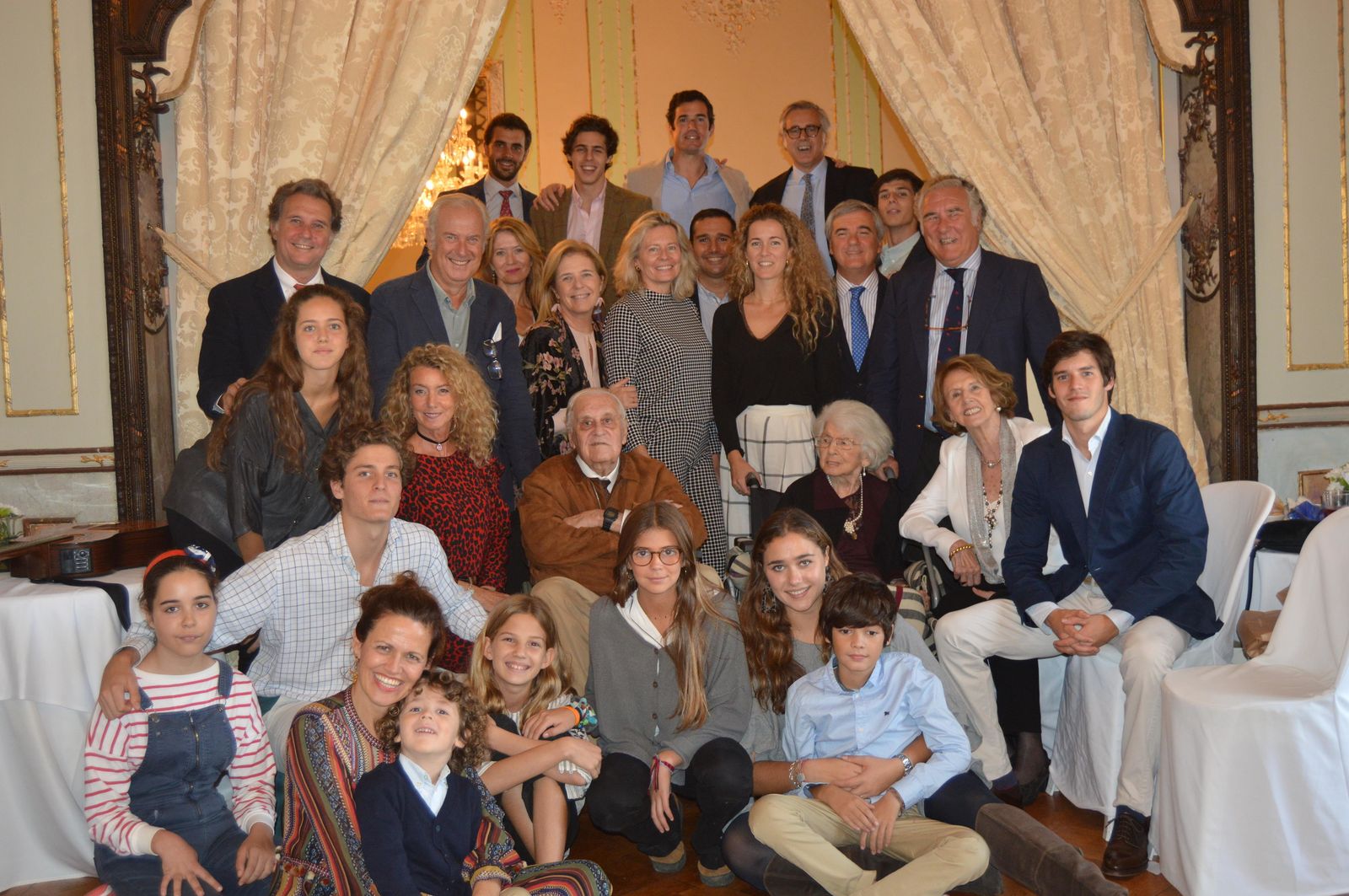 La anfitriona, Rosa Cano Fernández-Mier, y su marido, Francisco del Cuvillo Mora-Figueroa, con todos los familiares, durante el almuerzo celebrado con motivo de su noventa cumpleaños.