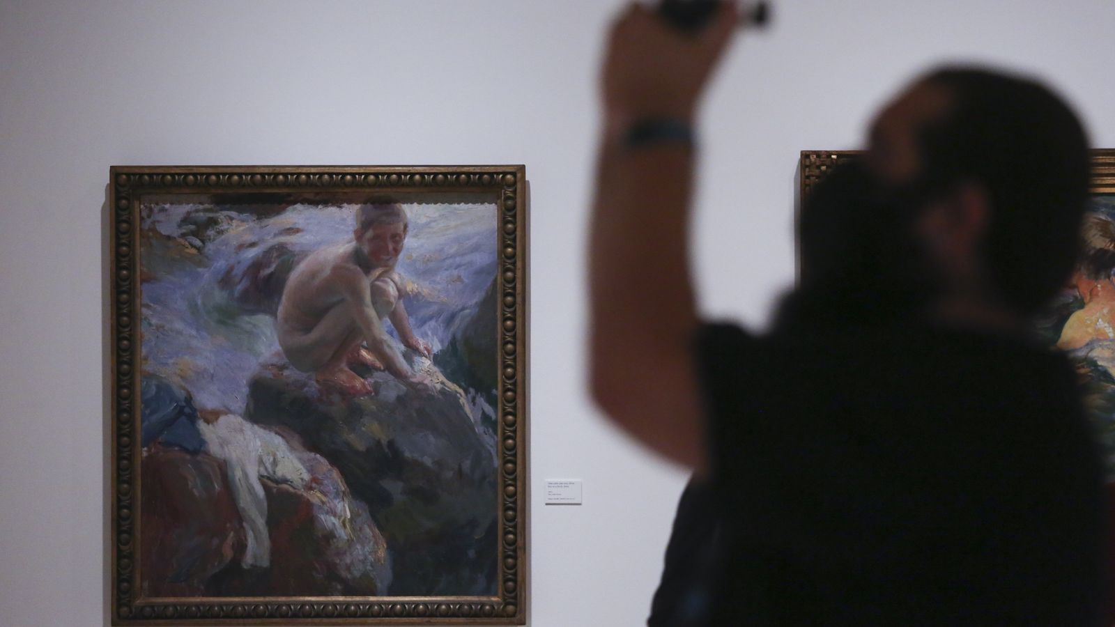 Un niño entre las rocas retratado por Sorolla en 1905.