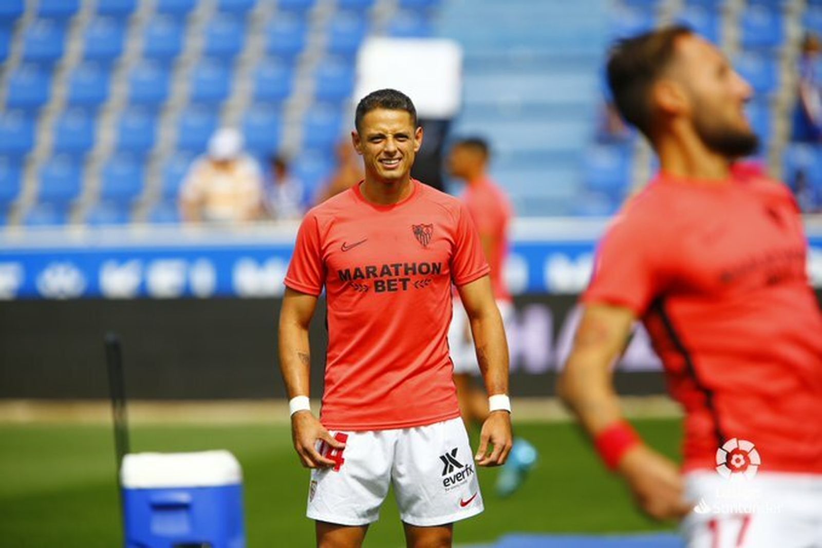 Chicharito, en Mendizorroza antes de su debut con el Sevilla