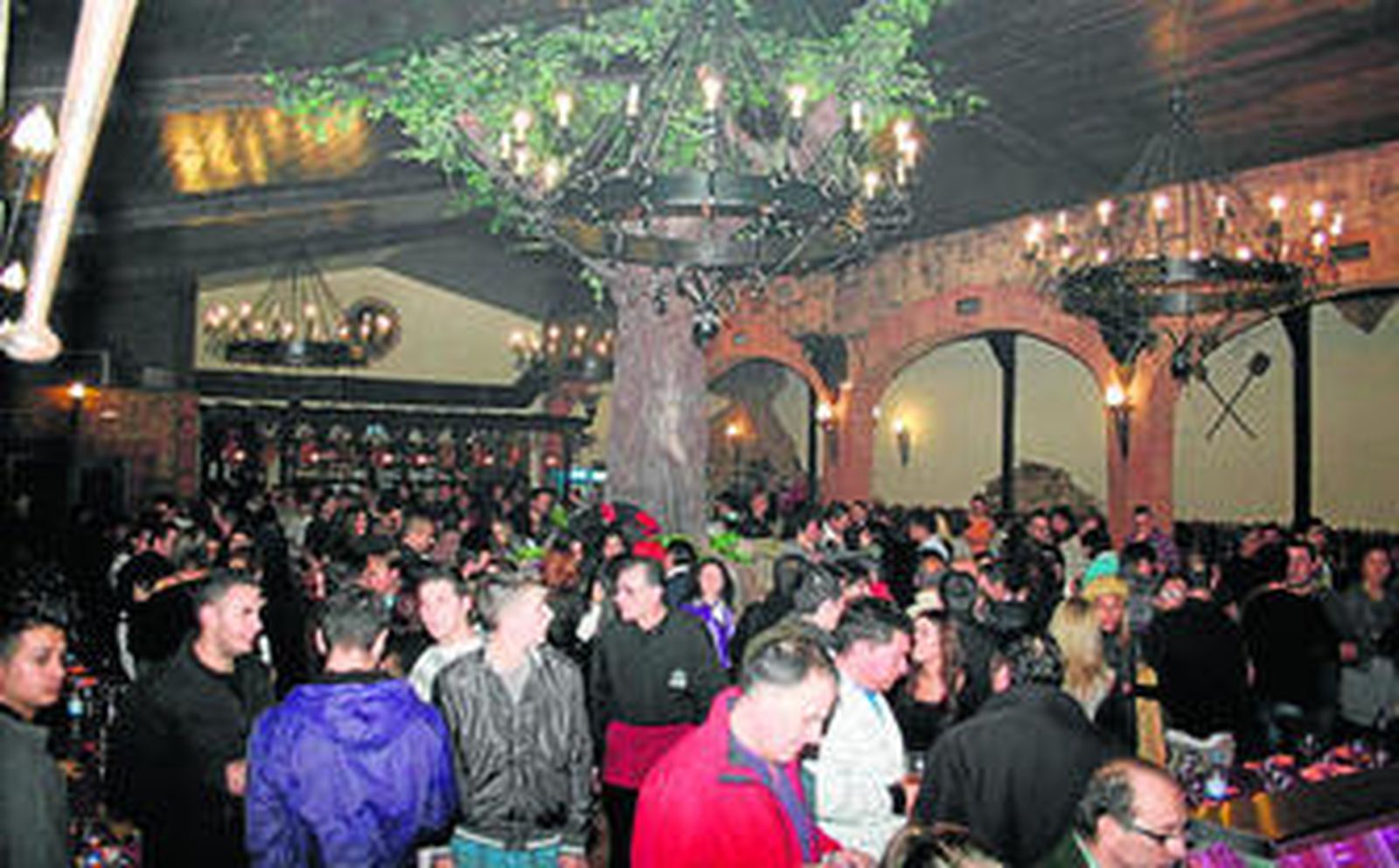 Vista general del salón la noche de la inauguración. Como se aprecia el lleno fue total y la aceptación máxima a los productos que se ofrecieron. La calidad de los mariscos, las carnes y la chacina resultó elogiada por todos.