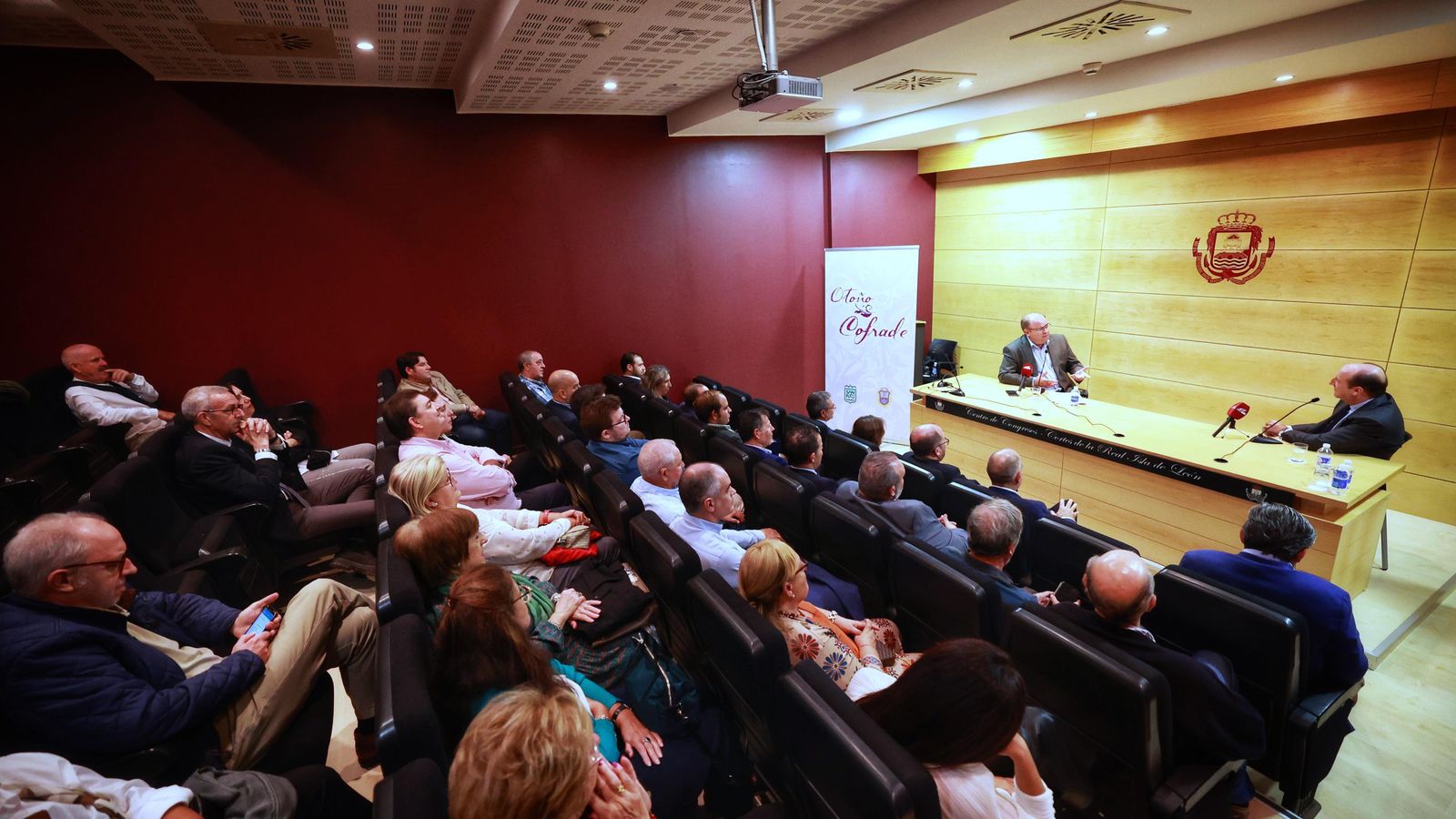 Acto celebrado en el centro de congresos de San Fernando en el que participaron Joaquín Moeckel y Carlos Navarro Antolín.