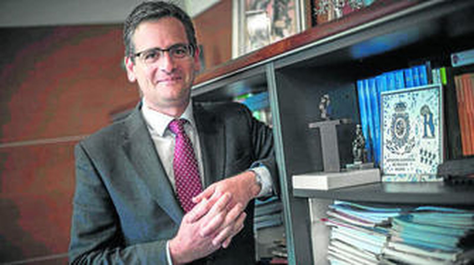 El ex presidente del Partido Popular del País Vasco, que será relevado en el cargo por Arantza Quiroga, en su despacho.