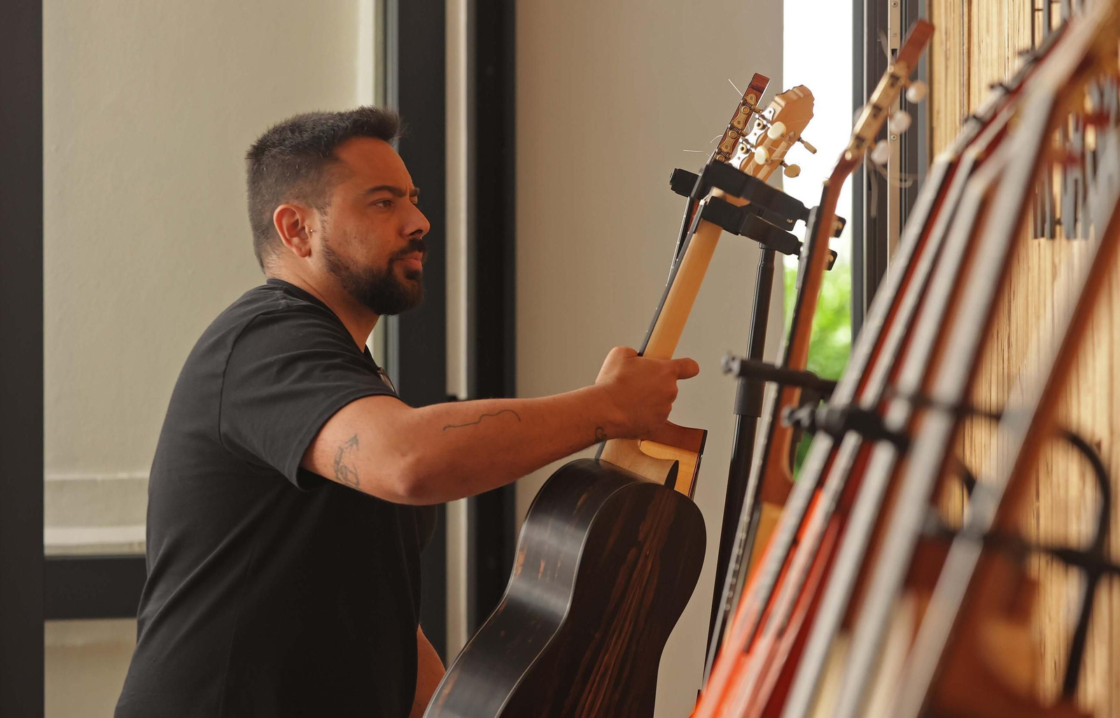Fotos del encuentro de maestros Luthiers en el centro de interpretación Paco de Lucía de Algeciras