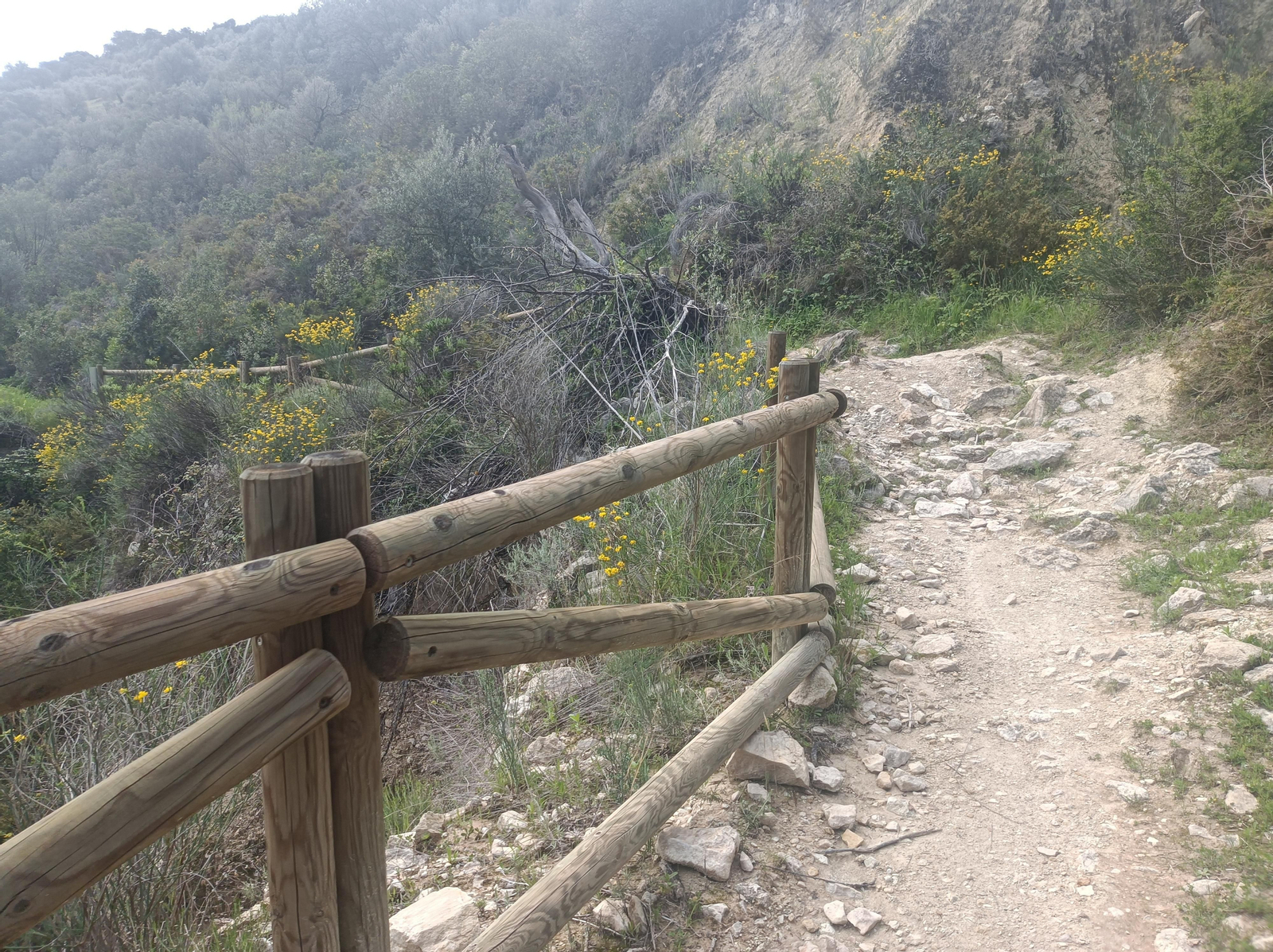 Vallas antes de llegar al embalse.