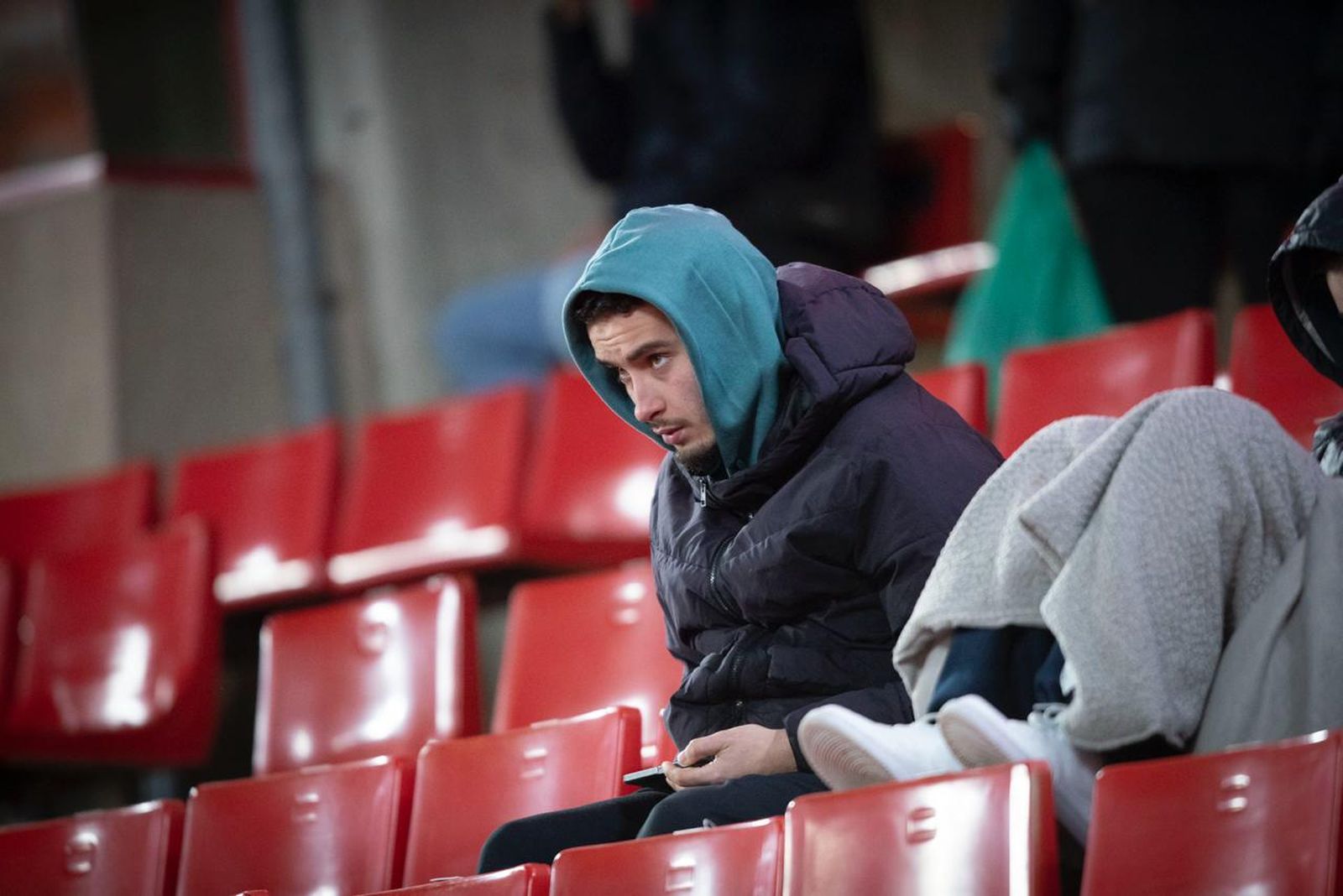 Encuéntrate en la grada de Los Cármenes durante el Granada-Rayo de la Copa del Rey