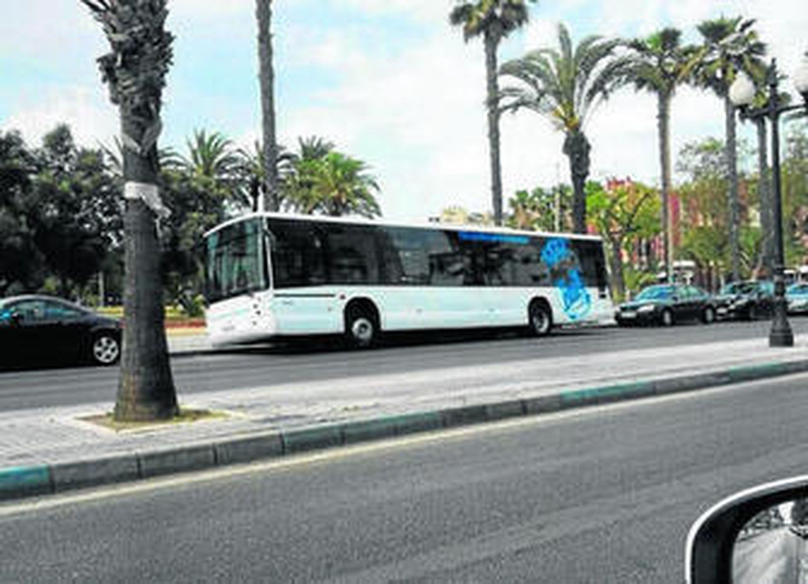 El autobús averiado, en la avenida del Ejército.