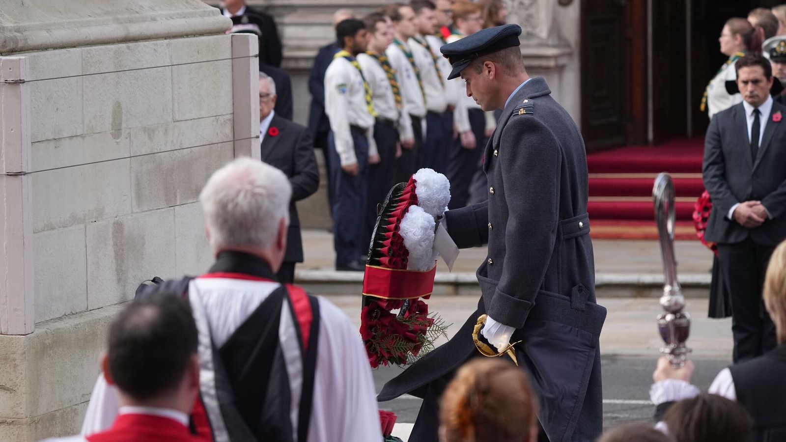 El Príncipe Guillermo hace entrega de su corona de flores
