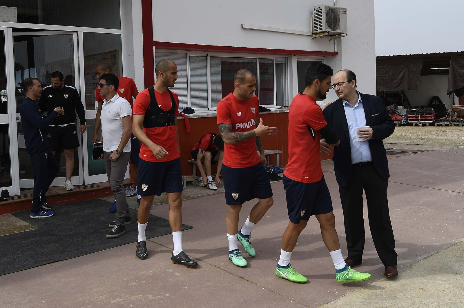 Castro saluda a Nolito, Sandro y Pizarro ante Javi Guerrero y N'Zonzi.