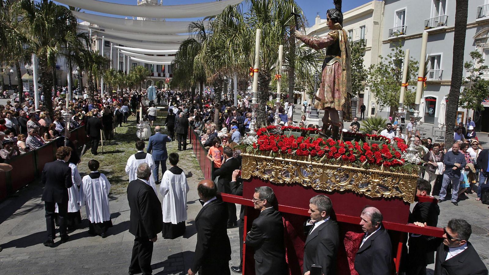 El paso del patrono San Servando por la plaza de San Juan de Dios.