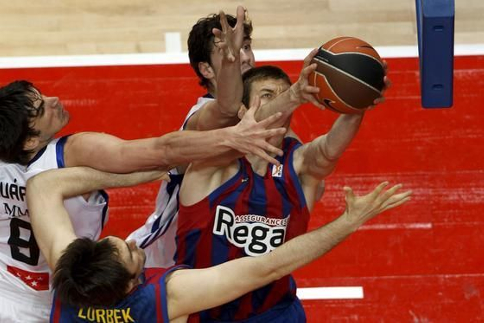 El Barcelona vence en la final de la Copa del Rey ante el Real Madrid por segundo año consecutivo  (68-60). / EFE