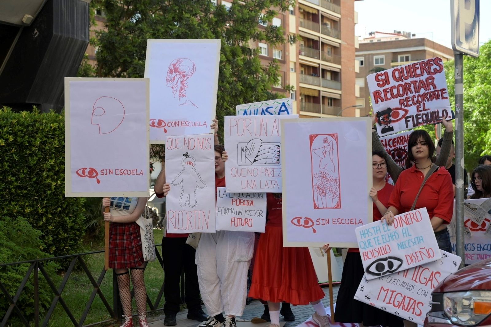 La protesta de la comunidad educativa de la Escuela de Arte y Superior ...
