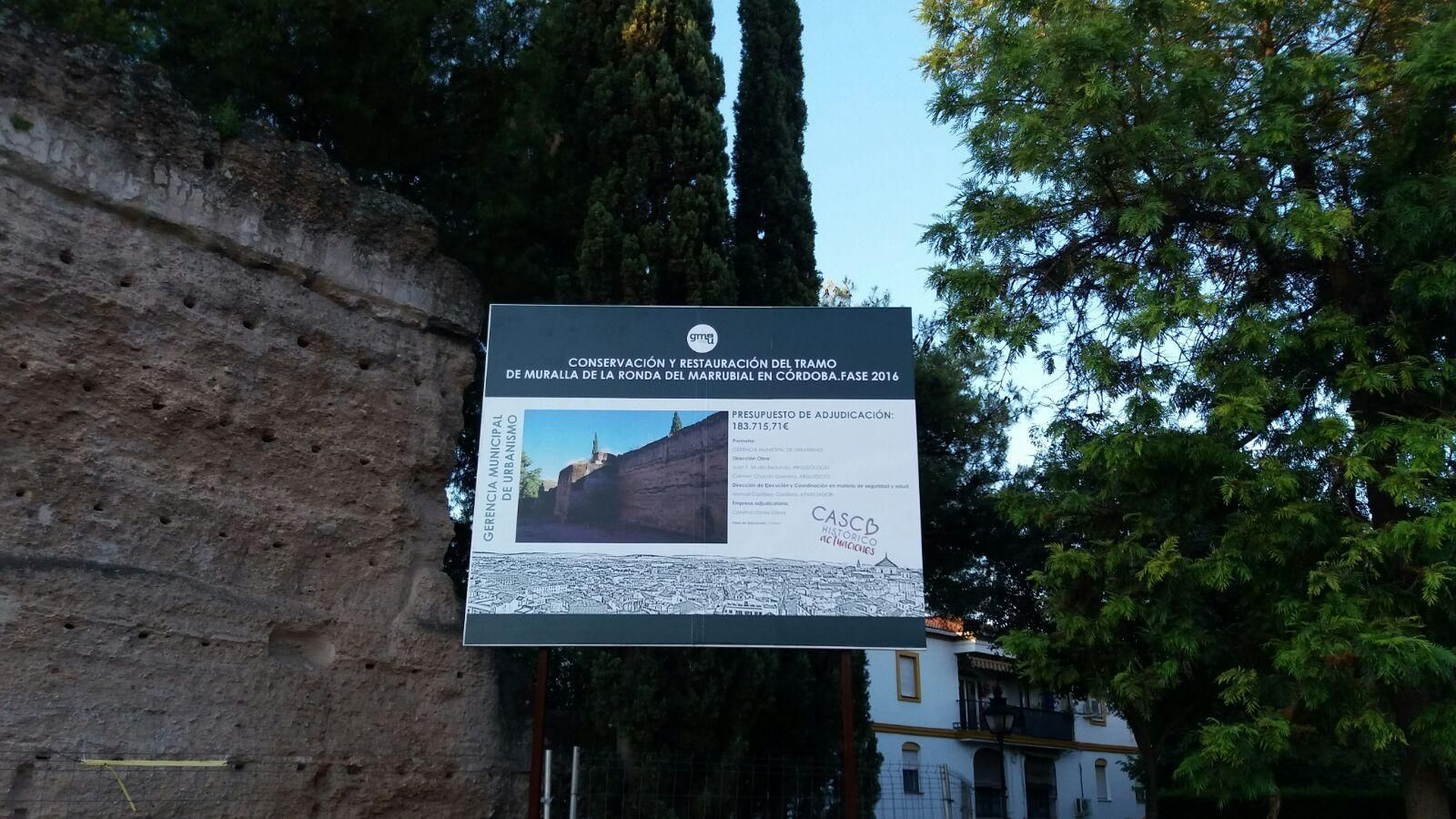 Cartel anunciador de la obra que se va a llevar a cabo.