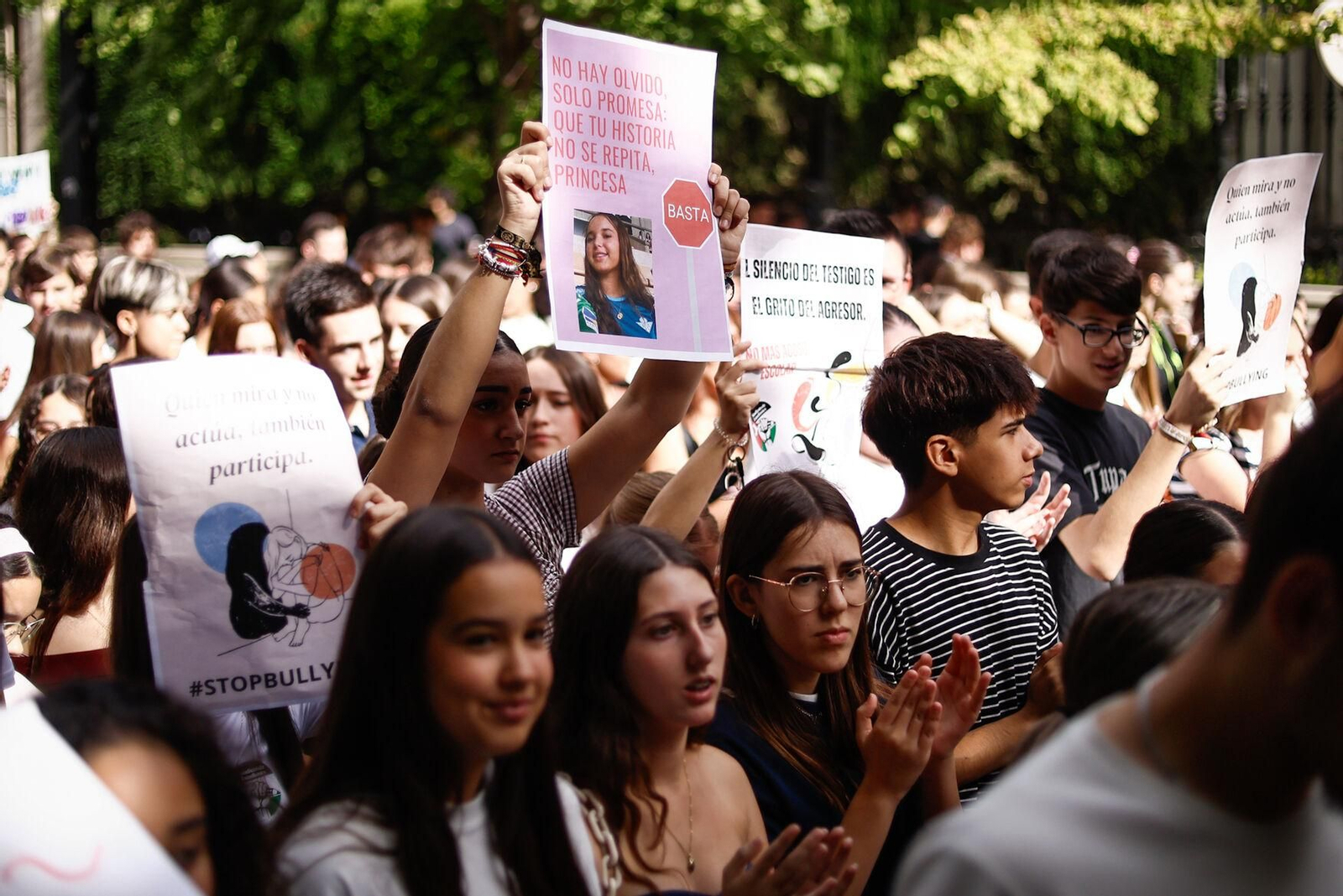 Unas 3.000 personas se manifiestan contra el acoso escolar en Granada: las imágenes