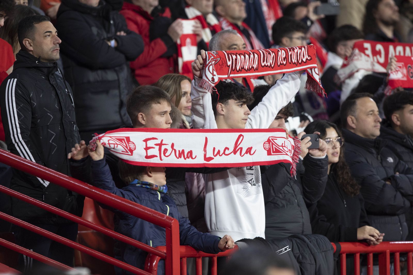 Encuéntrate en la grada de Los Cármenes en el Granada - Athletic Club