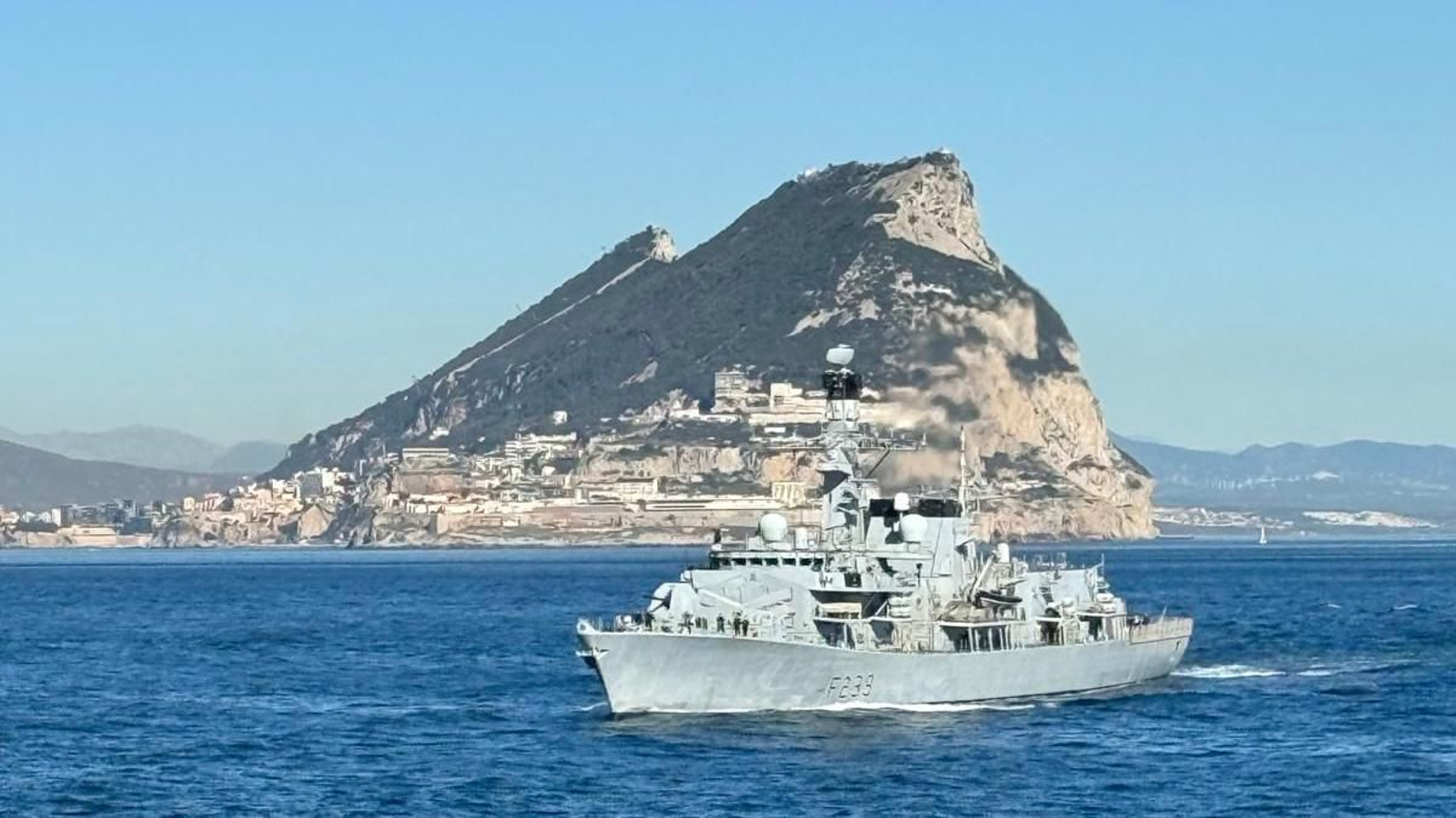 El HMS Richomond, que forma parte del convoy, abandona la bahía de Algeciras.