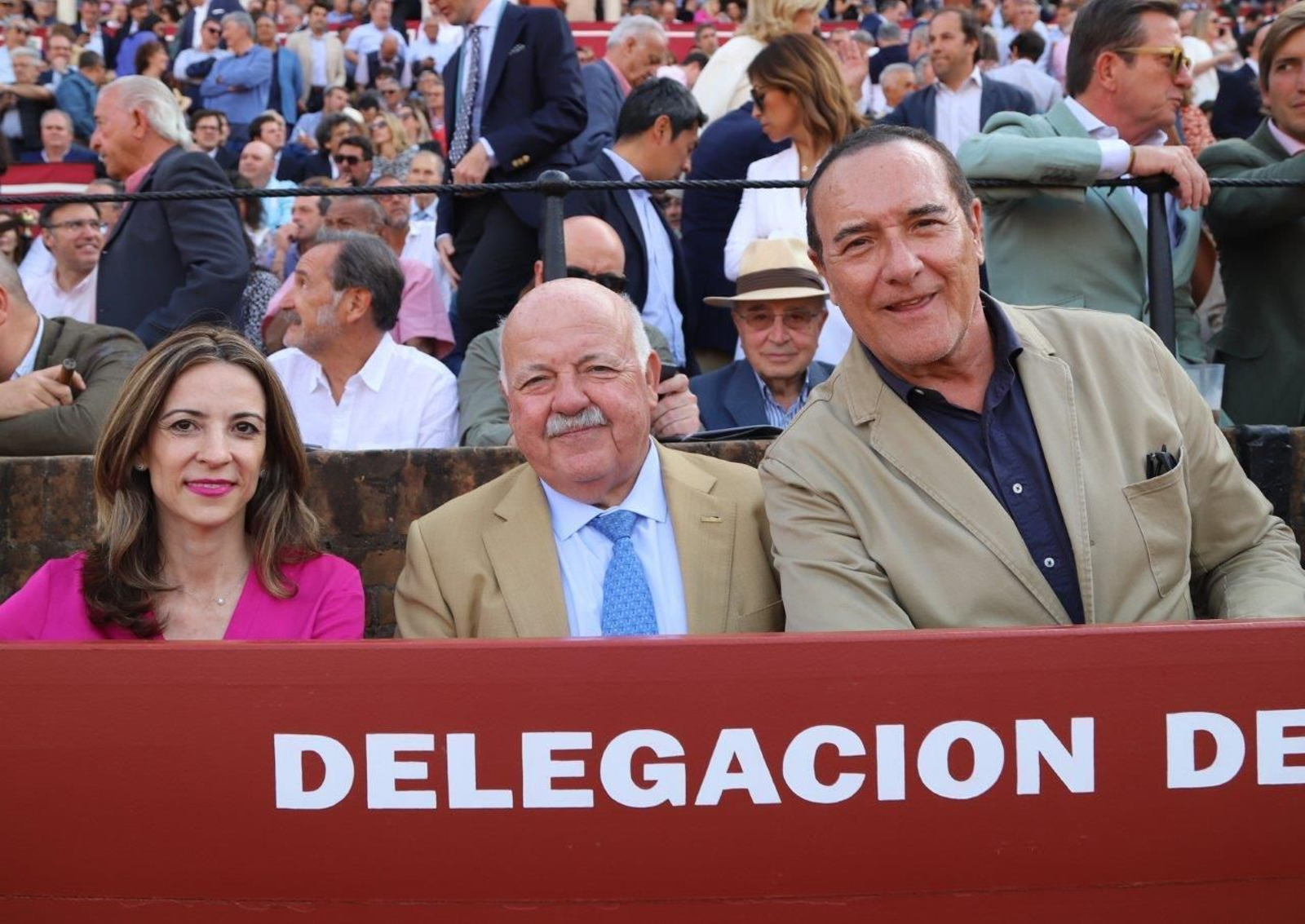 Lourdes Fuster Martínez, secretaria General de Interior de  la Junta de Andalucía; Jesús Aguirre, presidente del Parlamento, y el periodista Antonio Jiménez
