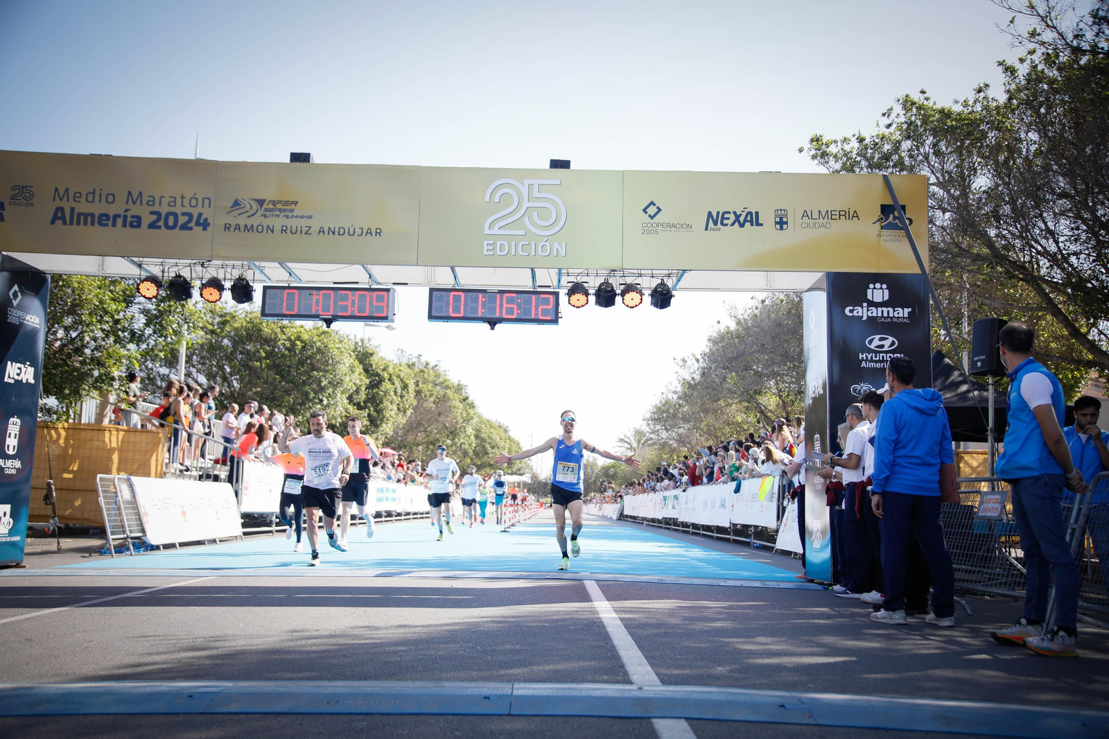 Imágenes de la llegada de la Media maratón Ciudad de Almería