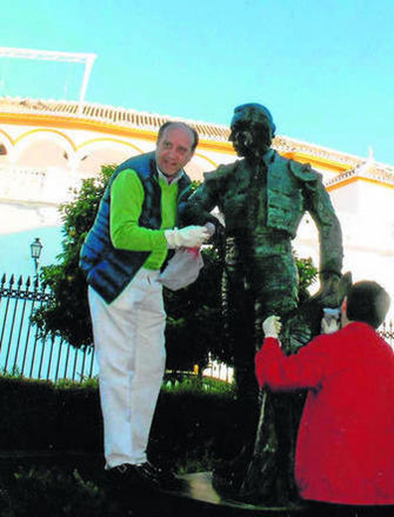 Joaquín Moeckel limpia la escultura de Curro Romero.