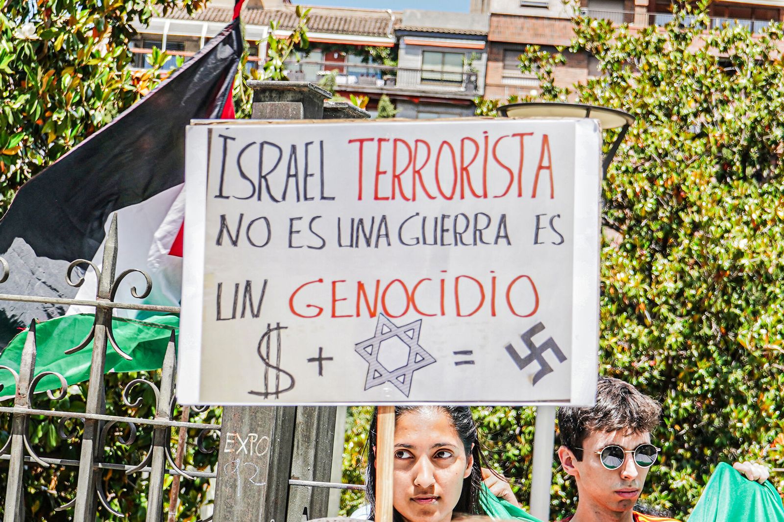 Las mejores imágenes de la manifestación contra el comercio de armas y relaciones con Israel en Granada