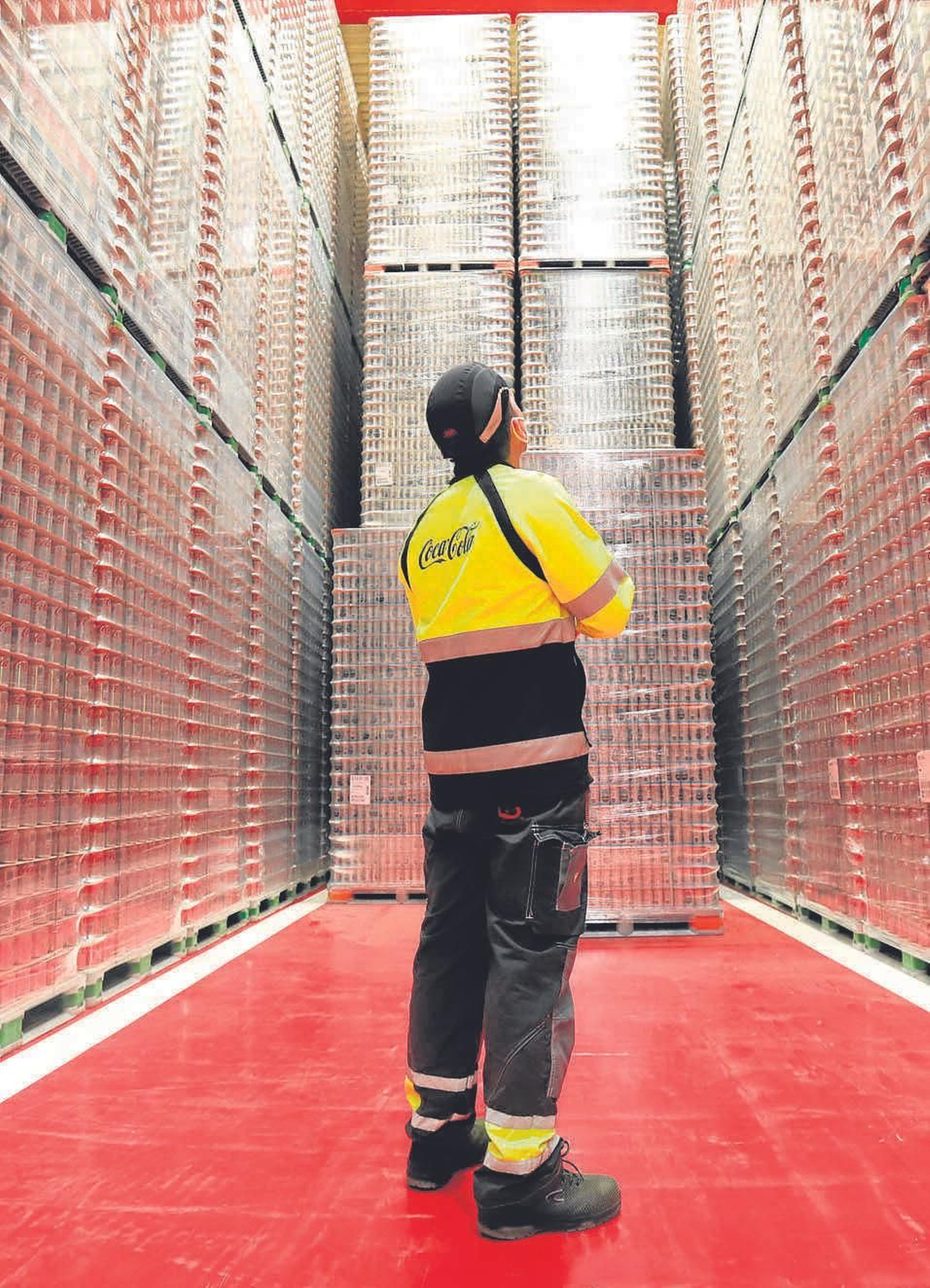 Trabajador de Coca-Cola en la planta de Sevilla.