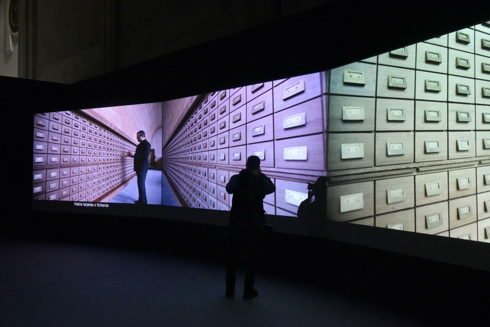 La sala donde se proyecta 'Two meetings and a funeral' de Naeem Mohaiemen.