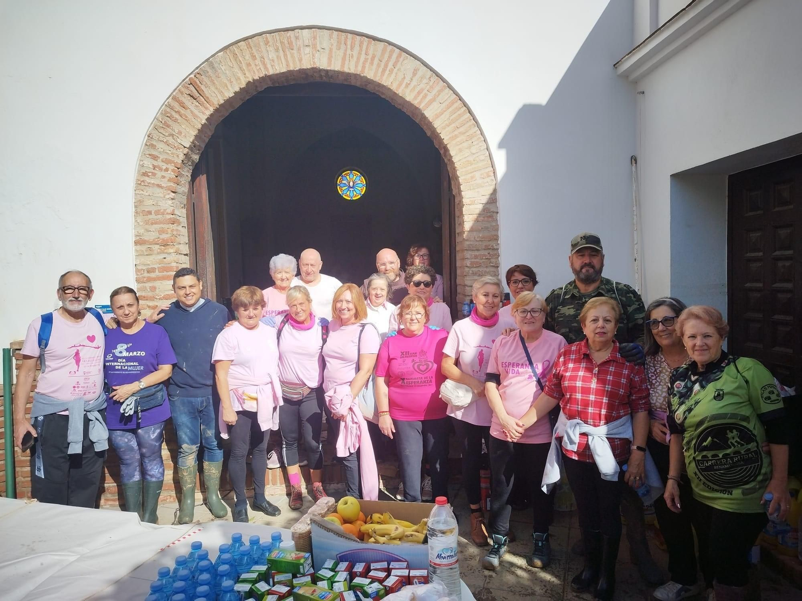 Los voluntarios de la DANA: decenas de personas limpian las calles de Benamargosa (fotos)