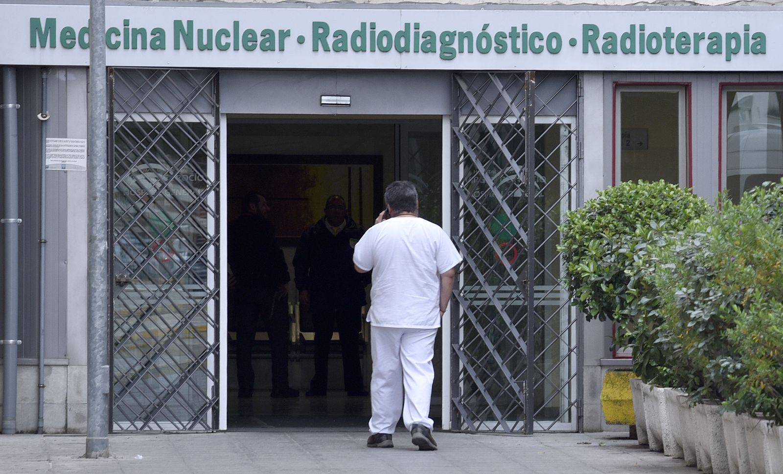 Un médico a las puertas de un centro de salud en Málaga.