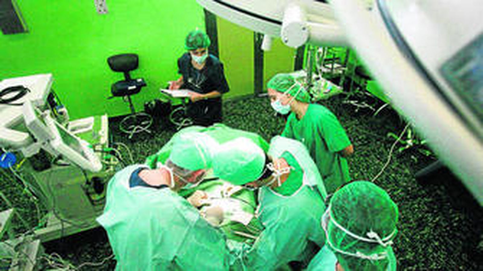 Un equipo opera a un bebé, en una imagen de archivo.