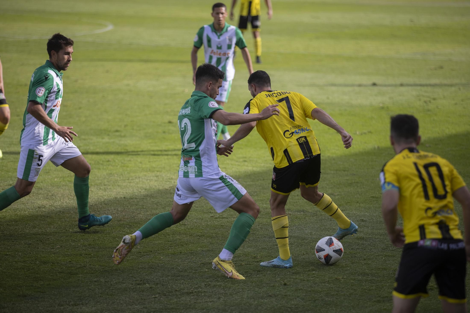 Imágenes del partido entre el San Roque de Lepe y el Atlético Sanluqueño
