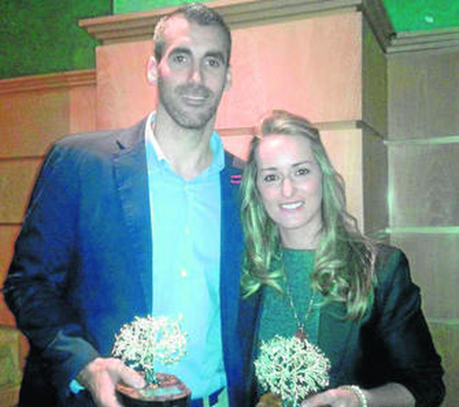 Fátima Gálvez y Chispi, con los premios recibidos ayer en Jaén.