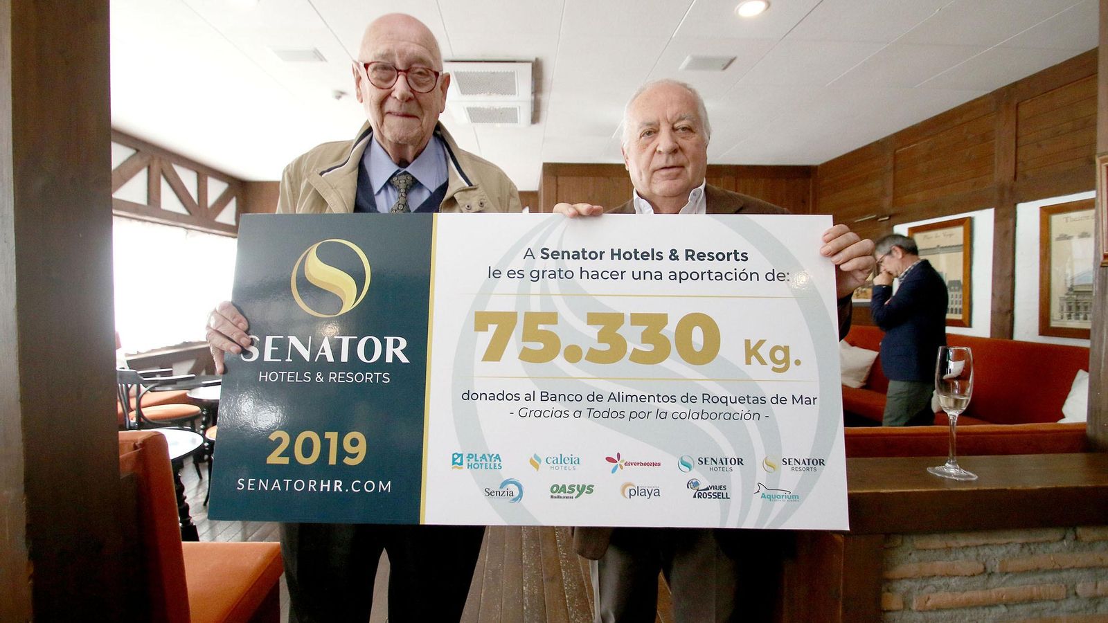 Juan Azorín, al recibir la donación de Hoteles Senator de manos de Juan Rosell.