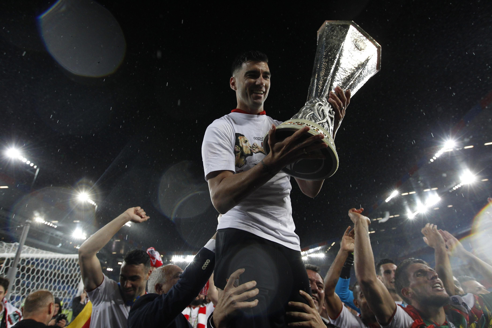 Reyes es encumbrado en la final de Basilea, con una camiseta de homenaje a Puerta, el 18 de mayo de 2016.