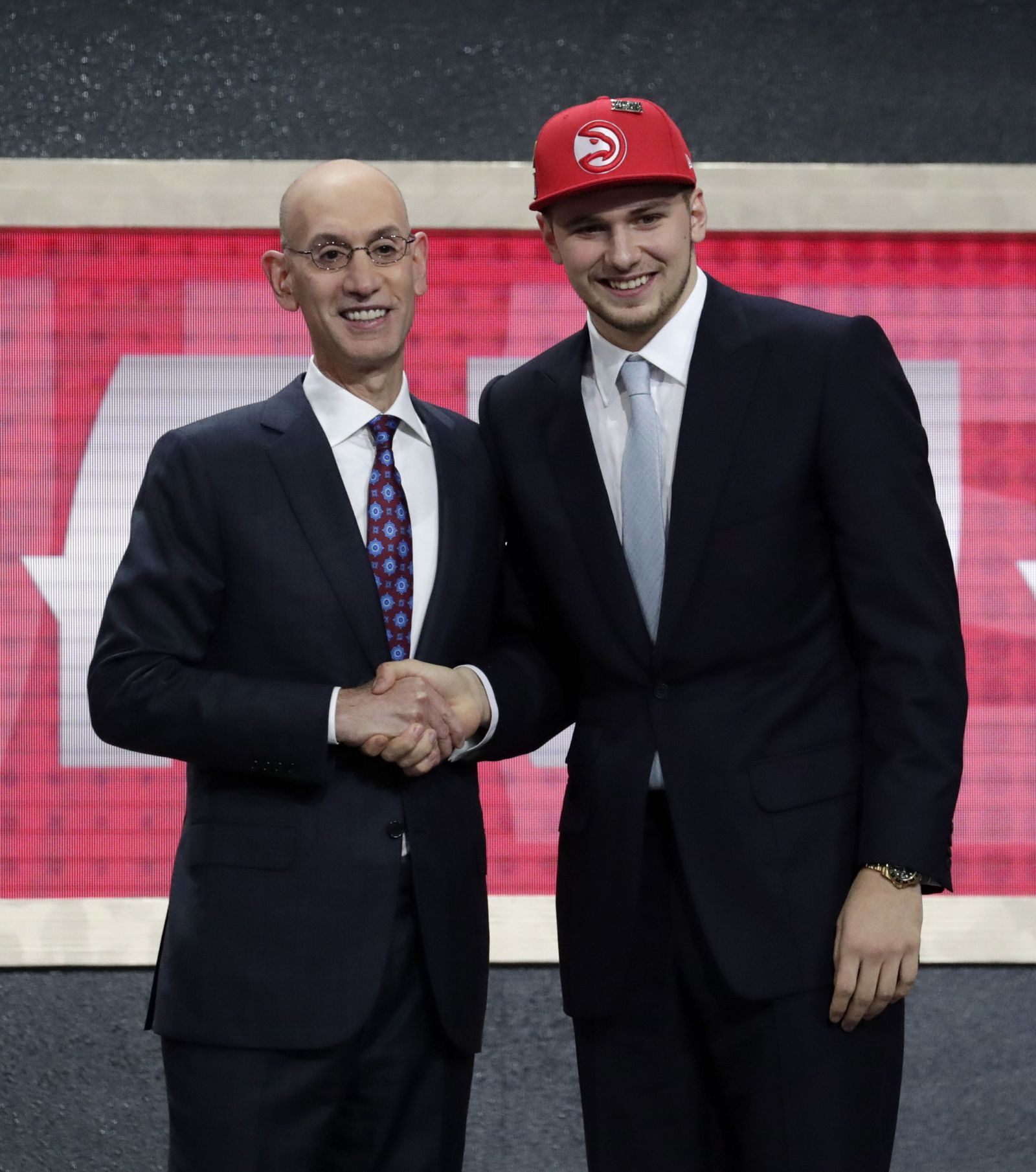 Adam Silver, comisionado de la NBA, aprieta la mano de Luka Doncic tras su elección por los Hawks.