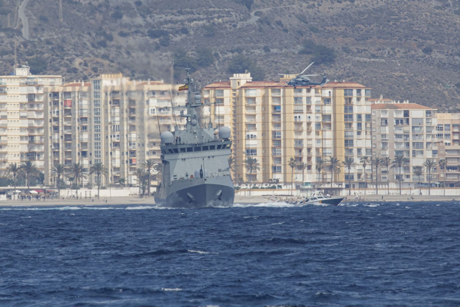 Las Fuerzas Armadas desembarcan en Motril: buques, paracaidistas y helicópteros en primera línea de playa