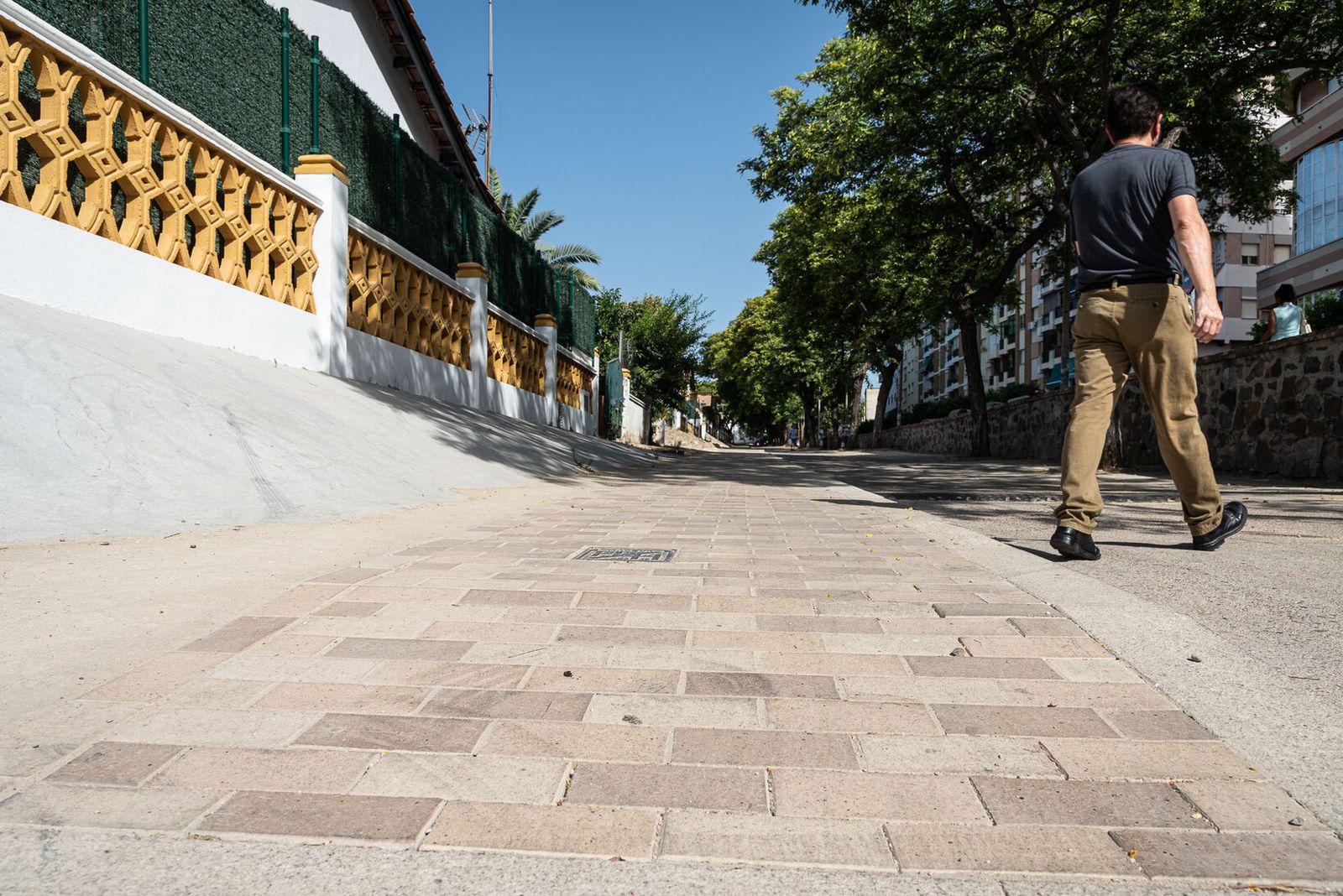 Un ciudadano camina por el Barrio Obrero.